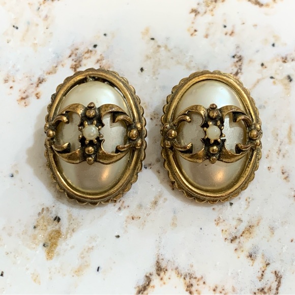 Vintage clip on earrings gold tone oval - Picture 1 of 6
